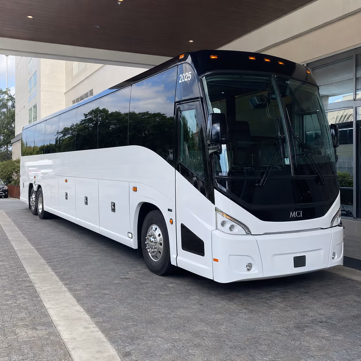 largo 54 passenger charter bus